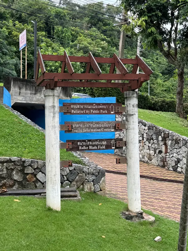 Details at Chaloem Phra Kiat Park Pattaya — travel photo