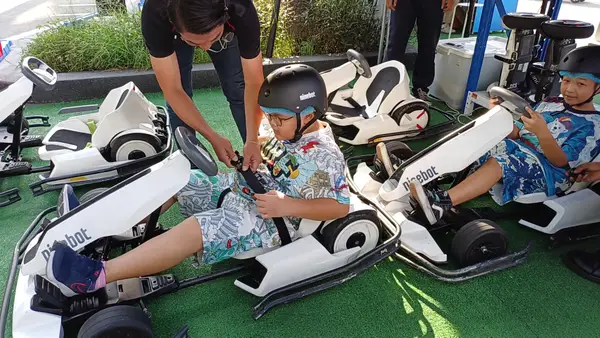 Interior at E-Gokart Track for Kids (Terminal 21 Pattaya) สนามโกคาร์ทไฟฟ้า 卡丁车 го-карт Pattaya — travel photo