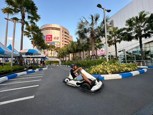 Atmosphere at E-Gokart Track for Kids (Terminal 21 Pattaya) สนามโกคาร์ทไฟฟ้า 卡丁车 го-карт Pattaya — travel photo