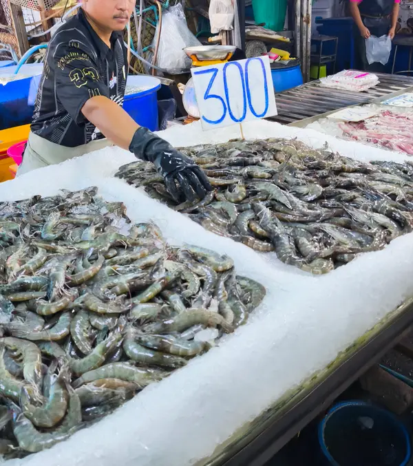 Atmosphere at Lan Pho Na Kluea Market Pattaya — travel photo