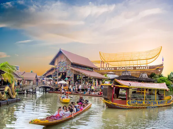 Atmosphere at Pattaya Floating Market Pattaya — travel photo