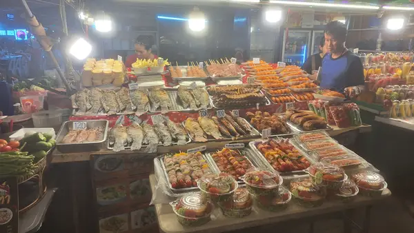 Atmosphere at Pattaya Park Night Market Pattaya — travel photo