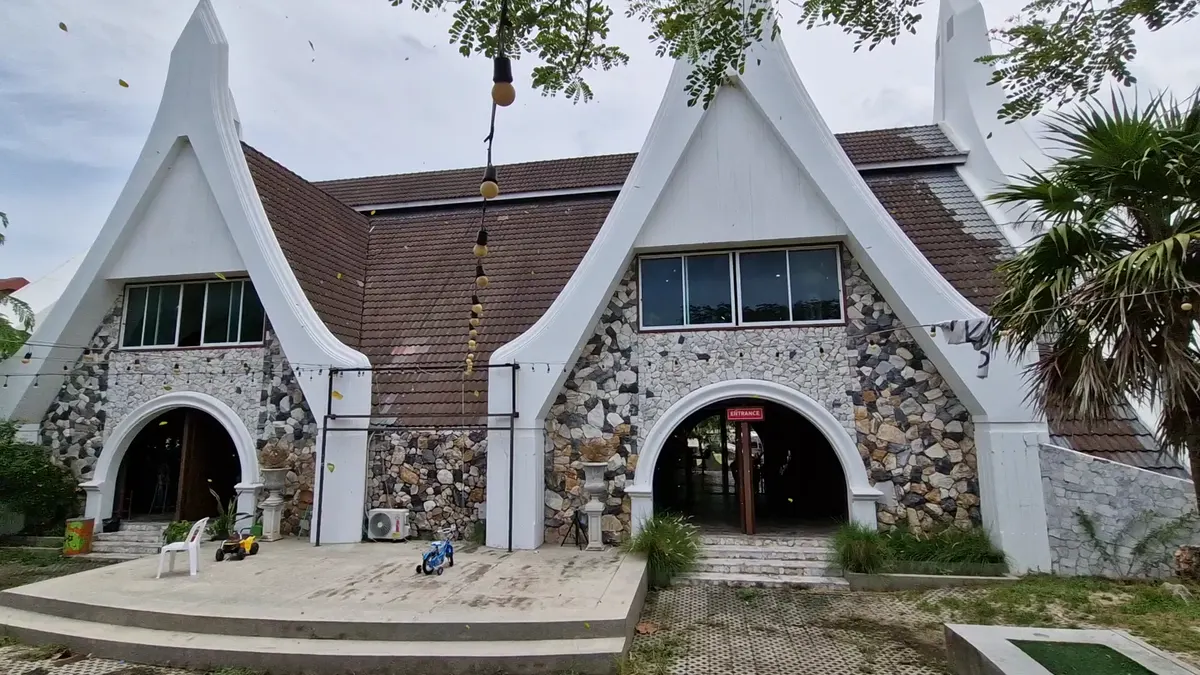 Main view at Piya Silapakan Museum of Art Pattaya หอศิลป์​ ปิยะศิลปาคาร Pattaya — travel photo