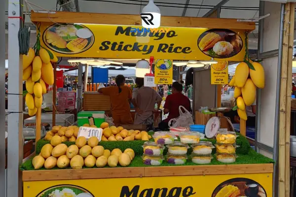 Atmosphere at Runway Market Pattaya — travel photo