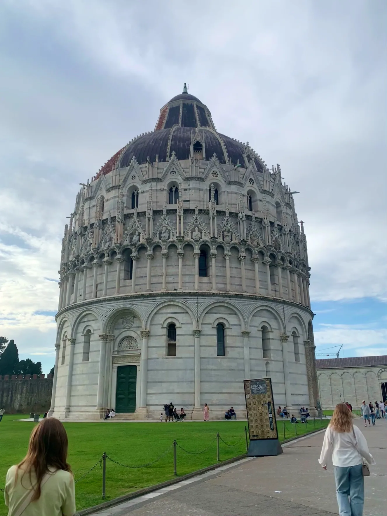 Atmosphere at Battistero di San Giovanni Pisa — travel photo