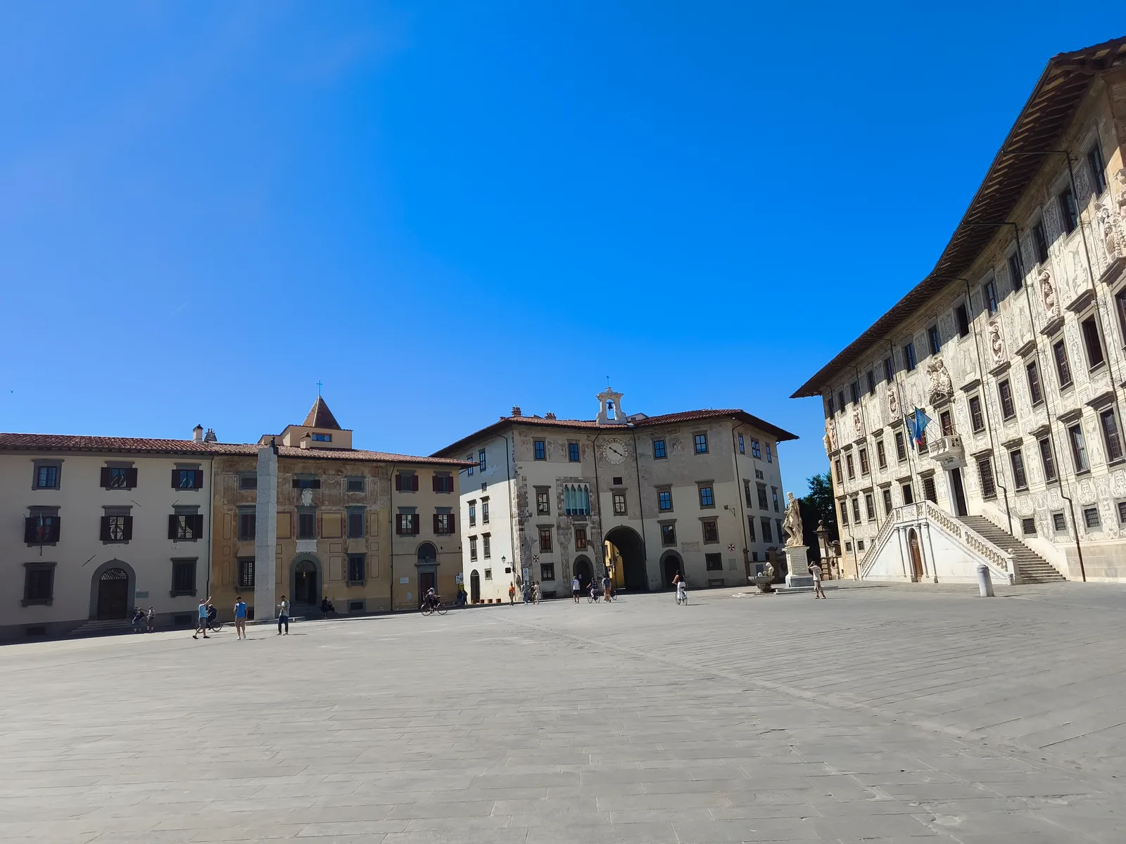 Details at Piazza dei Cavalieri Pisa — travel photo