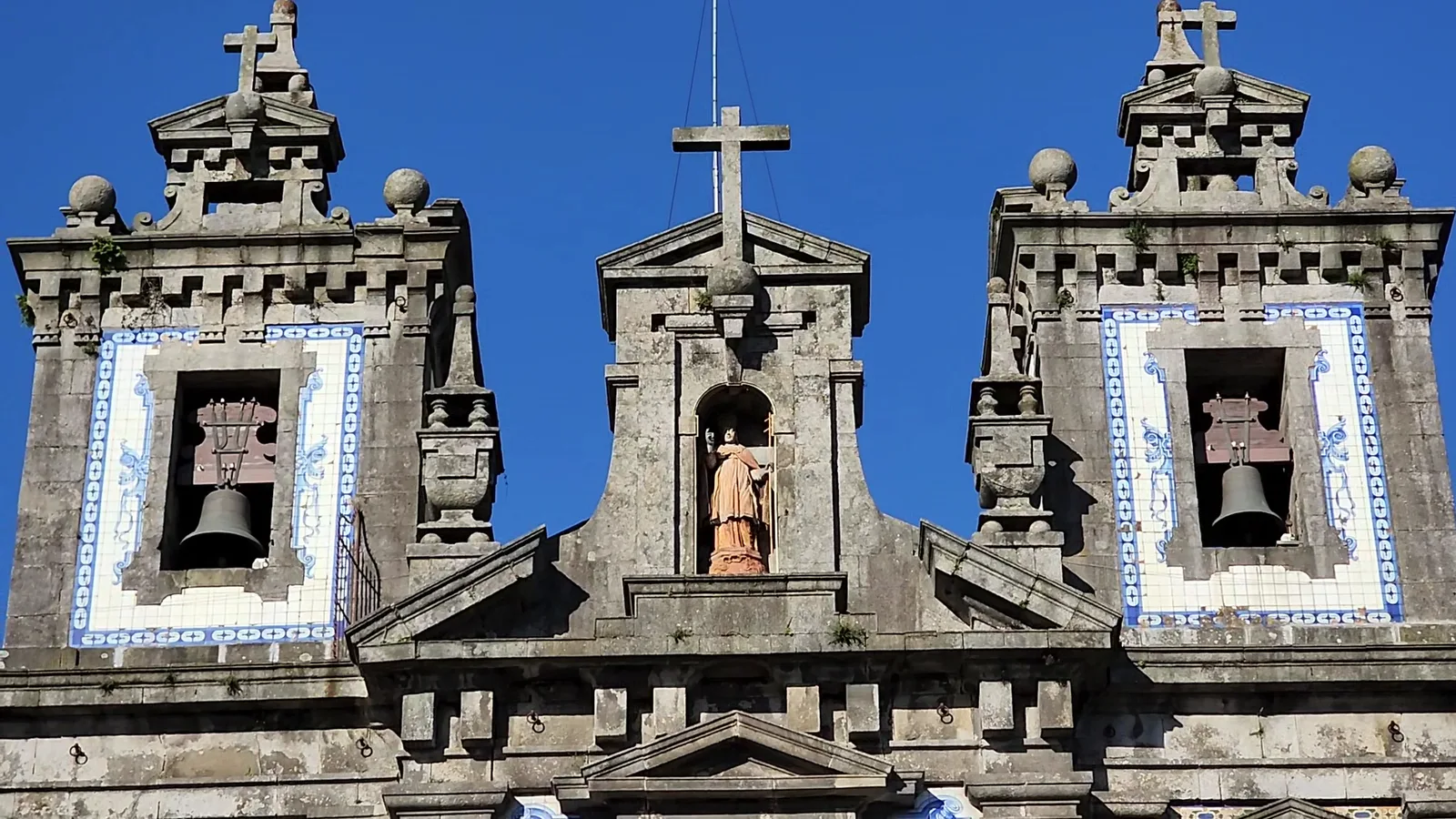 Atmosphere at Church of Saint Ildefonso Porto — travel photo