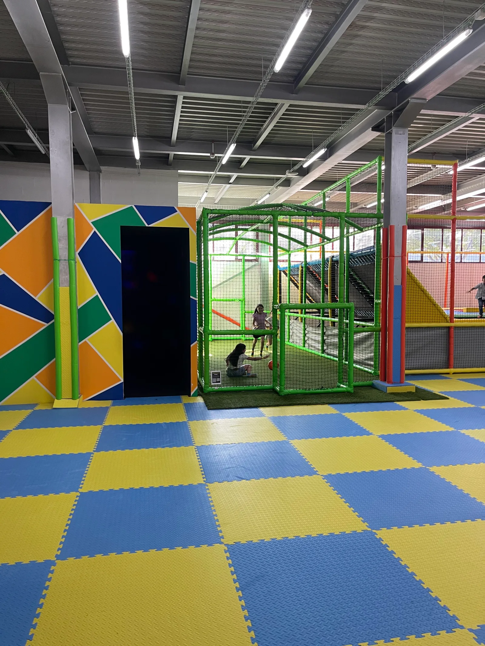 Atmosphere at Colibee Fun Park Porto — travel photo