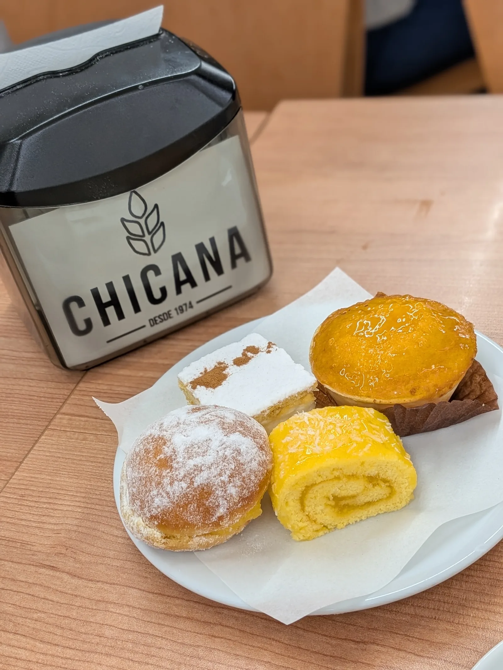 Details at Confeitaria Chicana Porto — travel photo