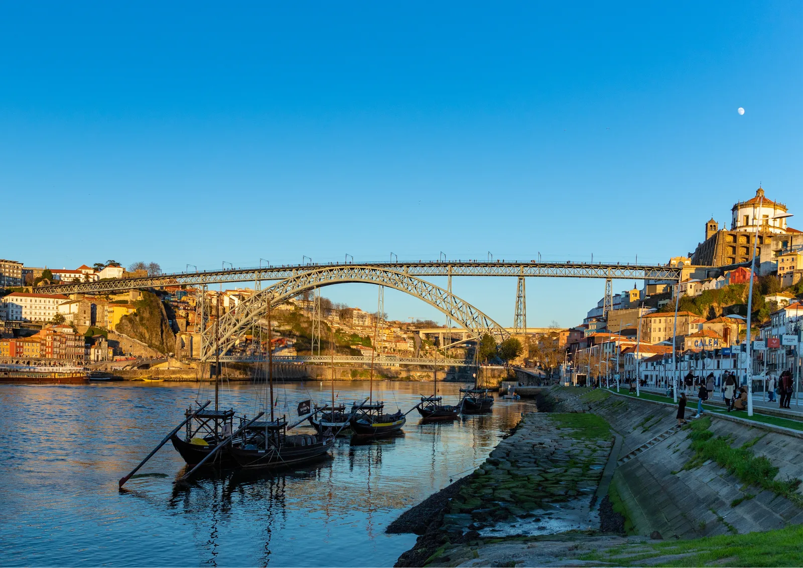 Atmosphere at Gaia Riverside Wharf Porto — travel photo