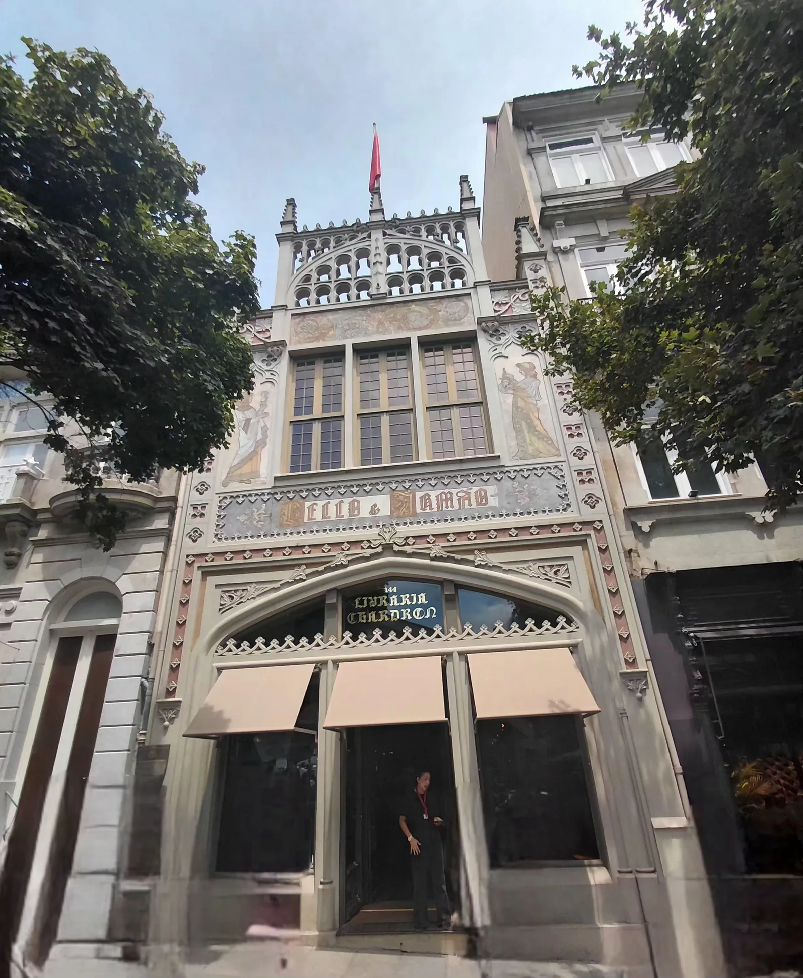 Atmosphere at Livraria Lello Porto — travel photo