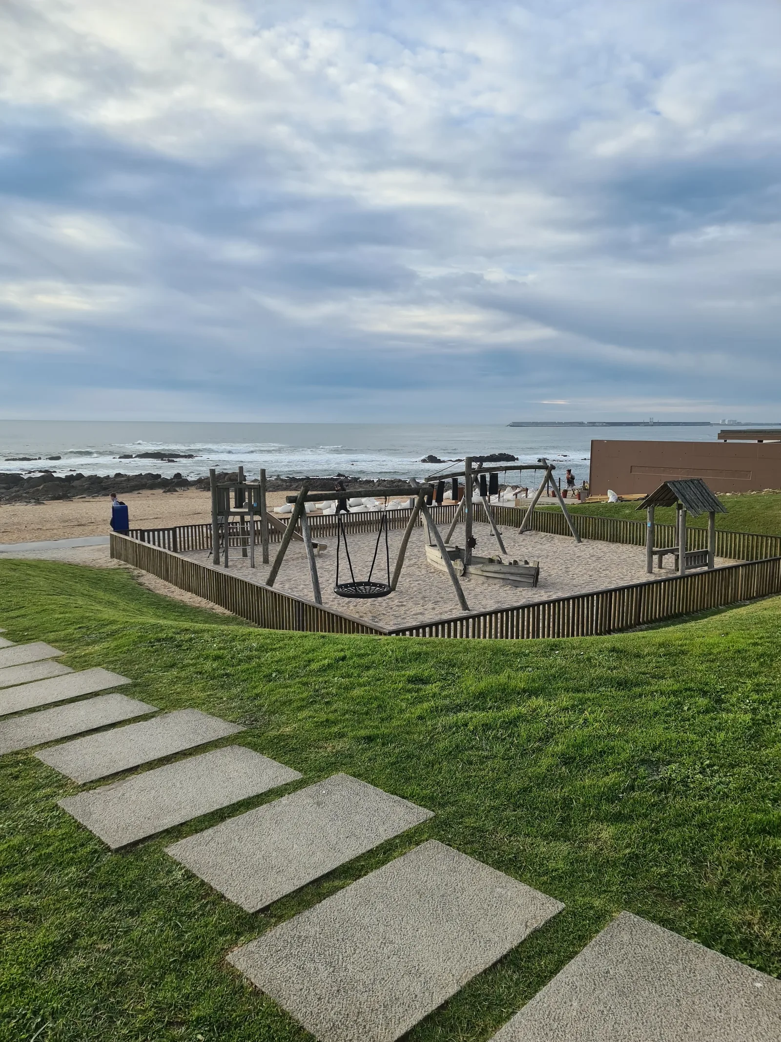 Main view at Parque Infantil da Praia do Homem do Leme Porto — travel photo