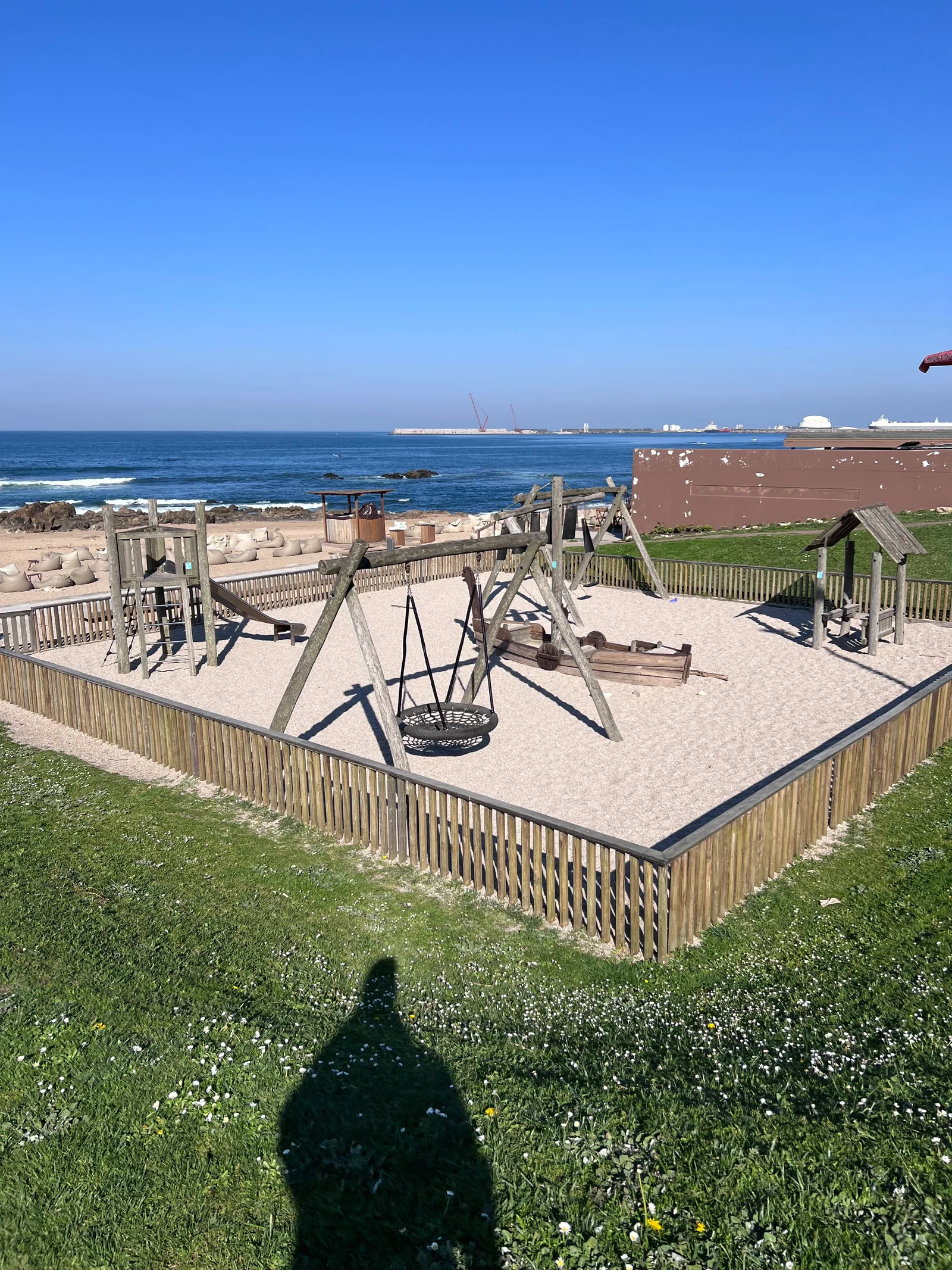 Details at Parque Infantil da Praia do Homem do Leme Porto — travel photo