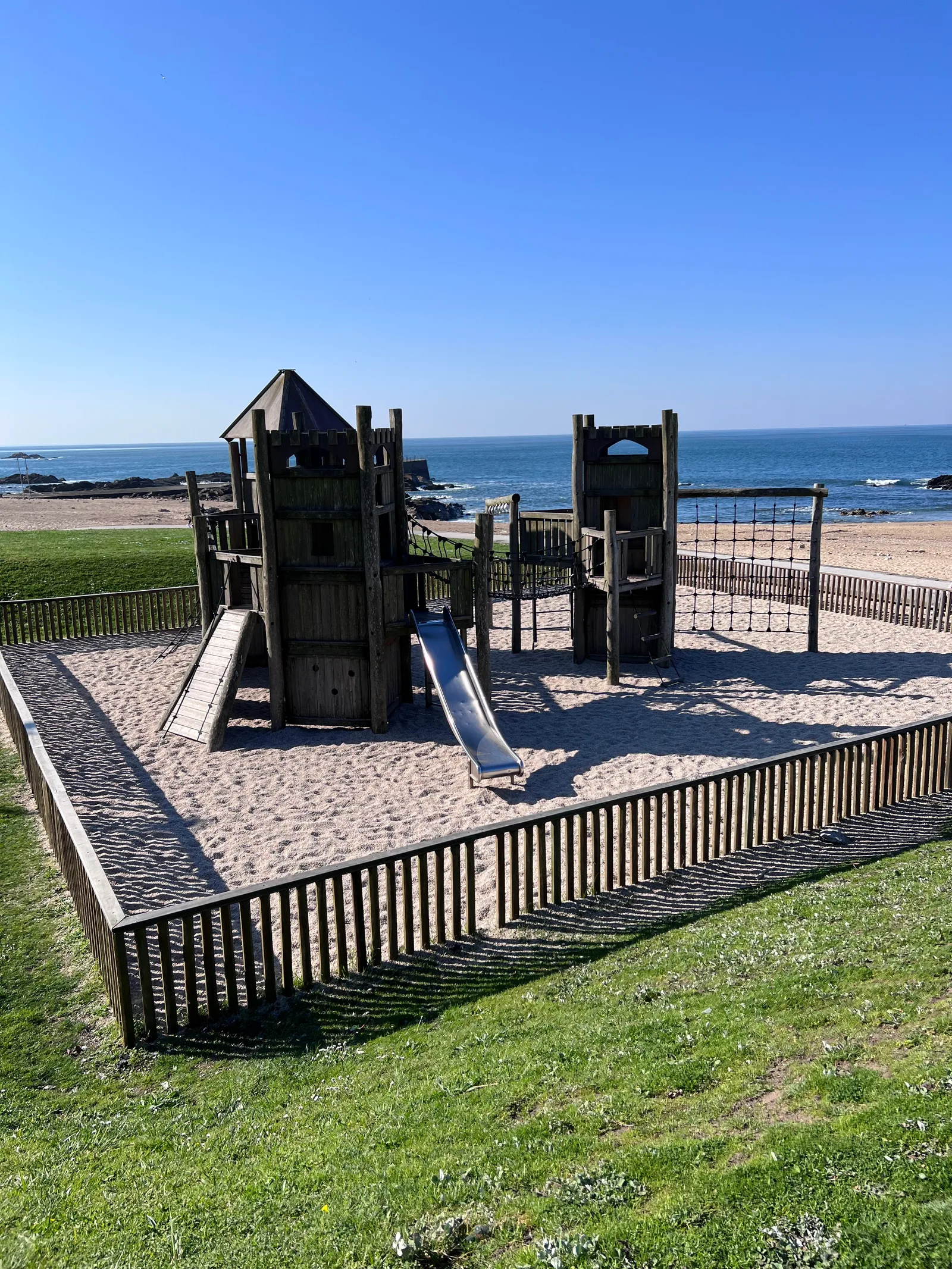 Atmosphere at Parque Infantil da Praia do Homem do Leme Porto — travel photo