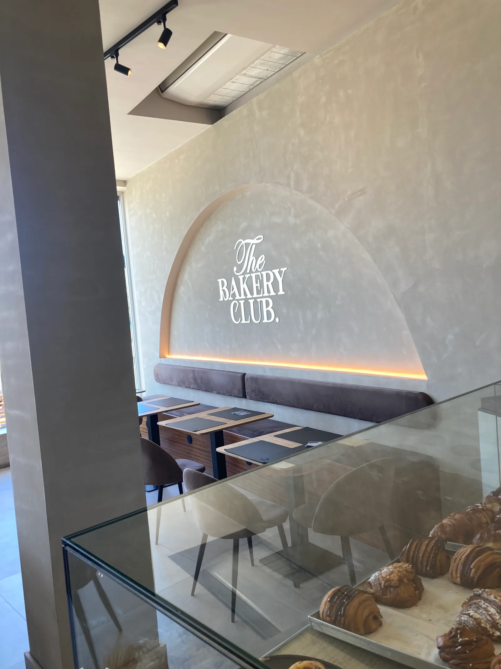 Atmosphere at The Bakery Club Porto — travel photo