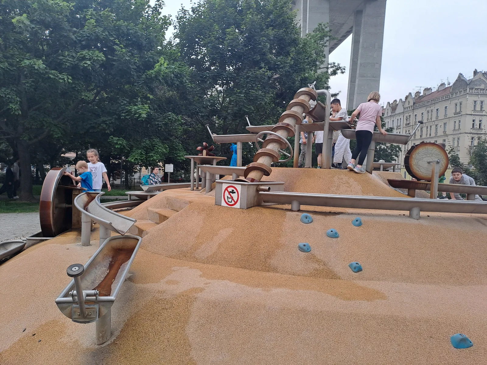 Atmosphere at Folimanka playground Prague — travel photo