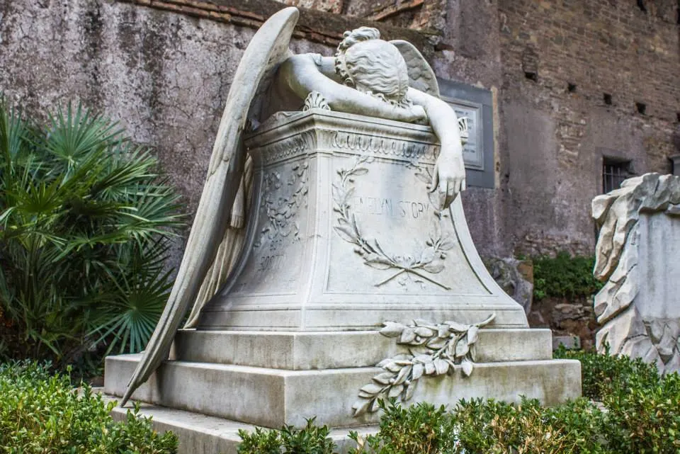 Details at Non-Catholic Cemetery Rome — travel photo