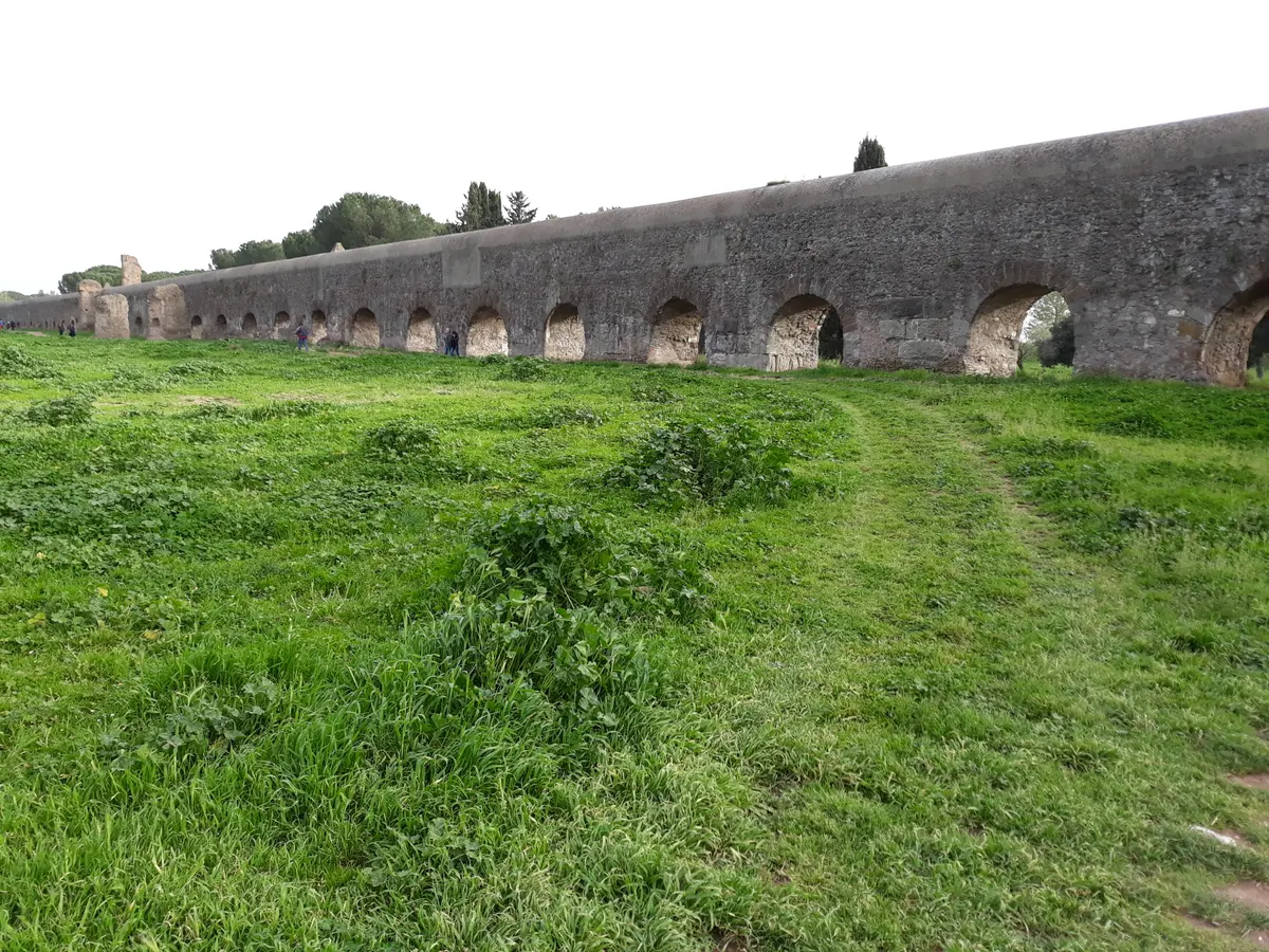 Atmosphere at The Park of the Aqueducts Rome — travel photo