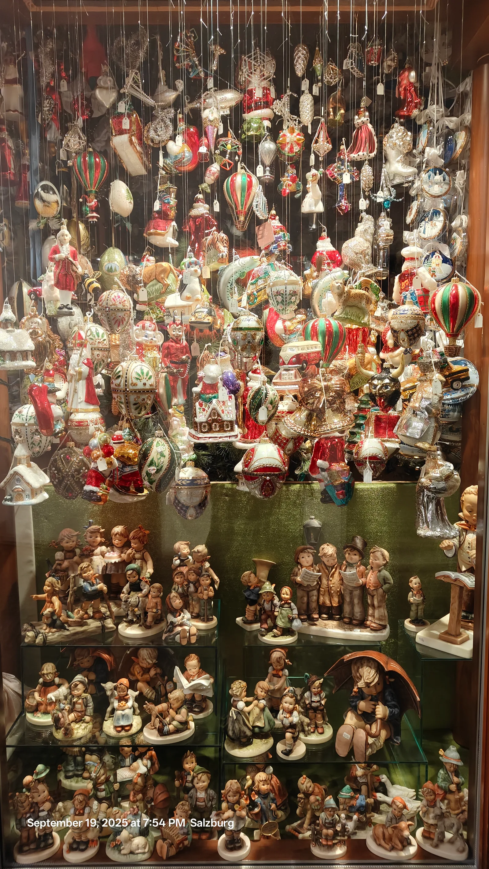 Atmosphere at Getreidegasse Street Salzburg — travel photo