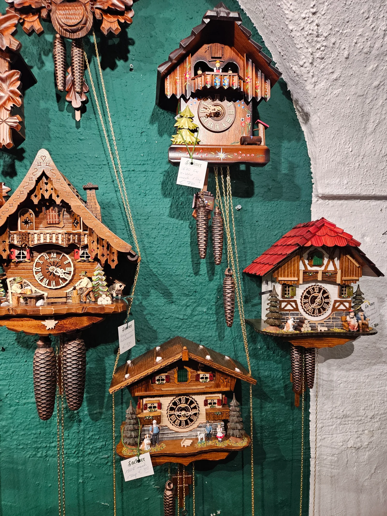 Atmosphere at Heimatkunst Lackner - Souvenirs & Cuckoo Clocks Store Salzburg — travel photo