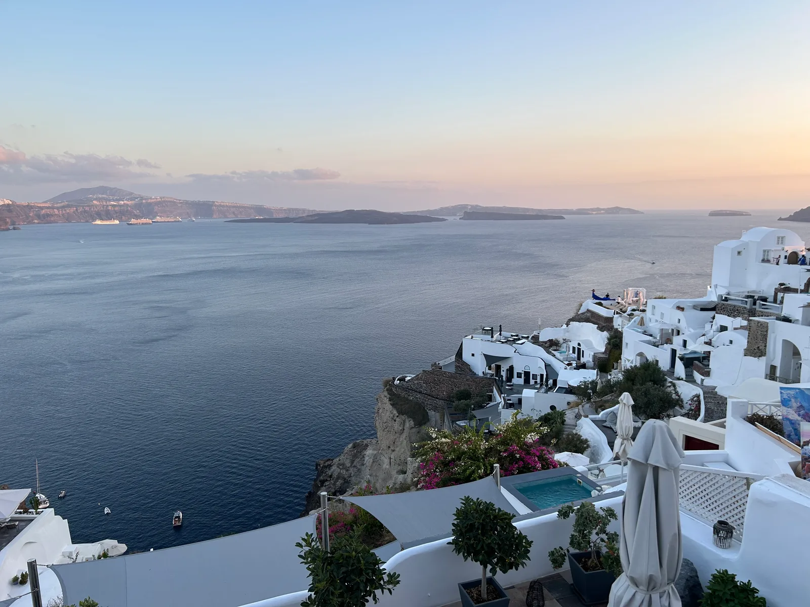 Details at 3 Domes Viewpoint Santorini — travel photo