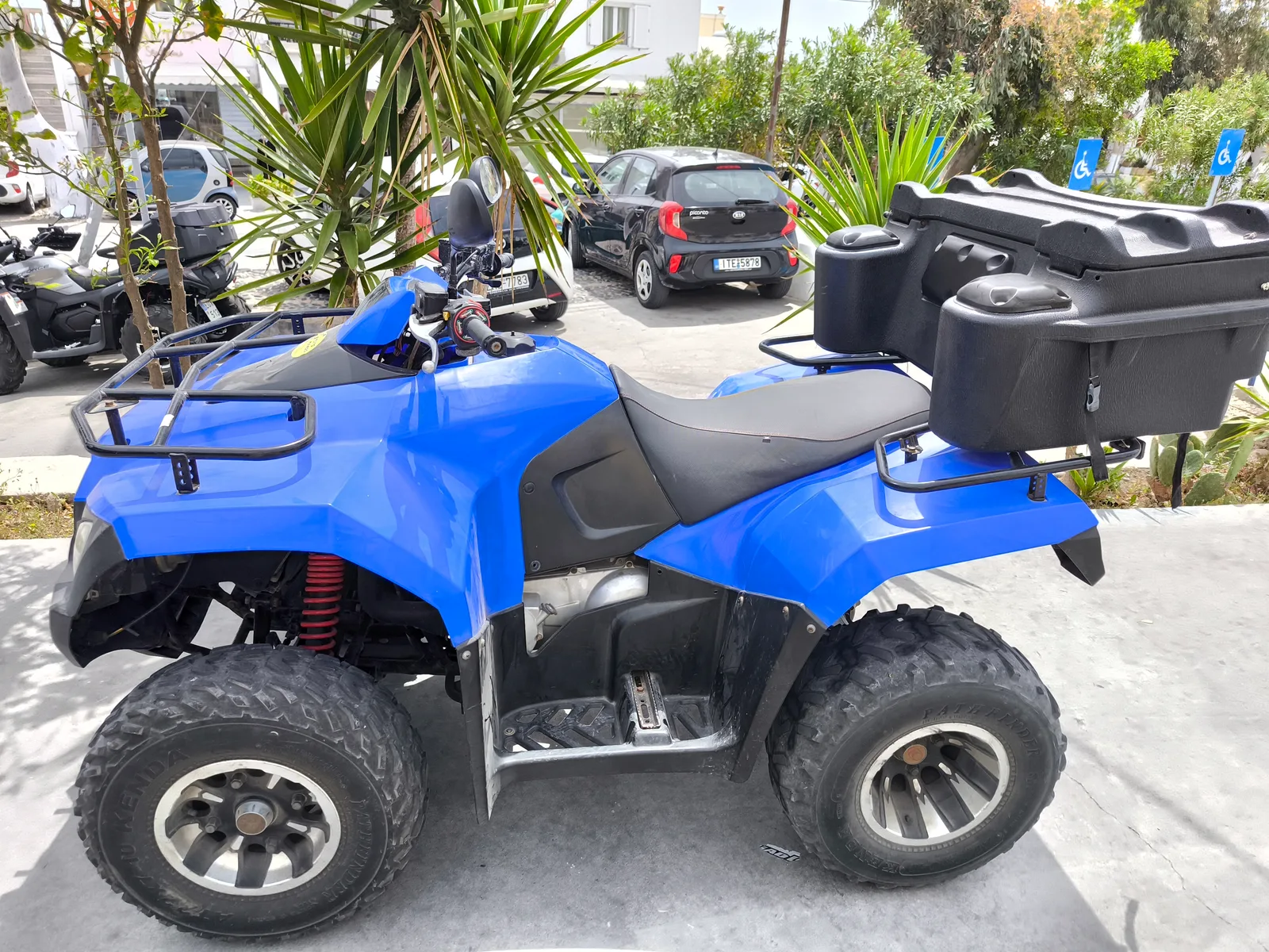 Details at Moto Manos Fira rental car atv buggy scooter Santorini — travel photo