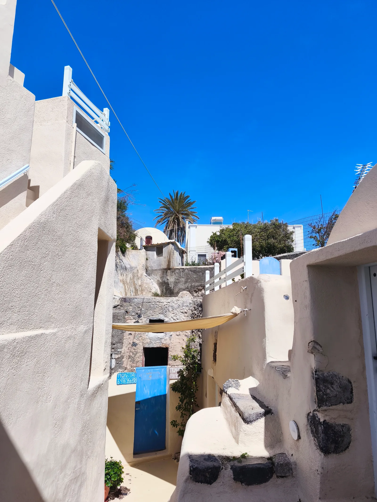 Atmosphere at Venetian Castle of Emporio Santorini — travel photo