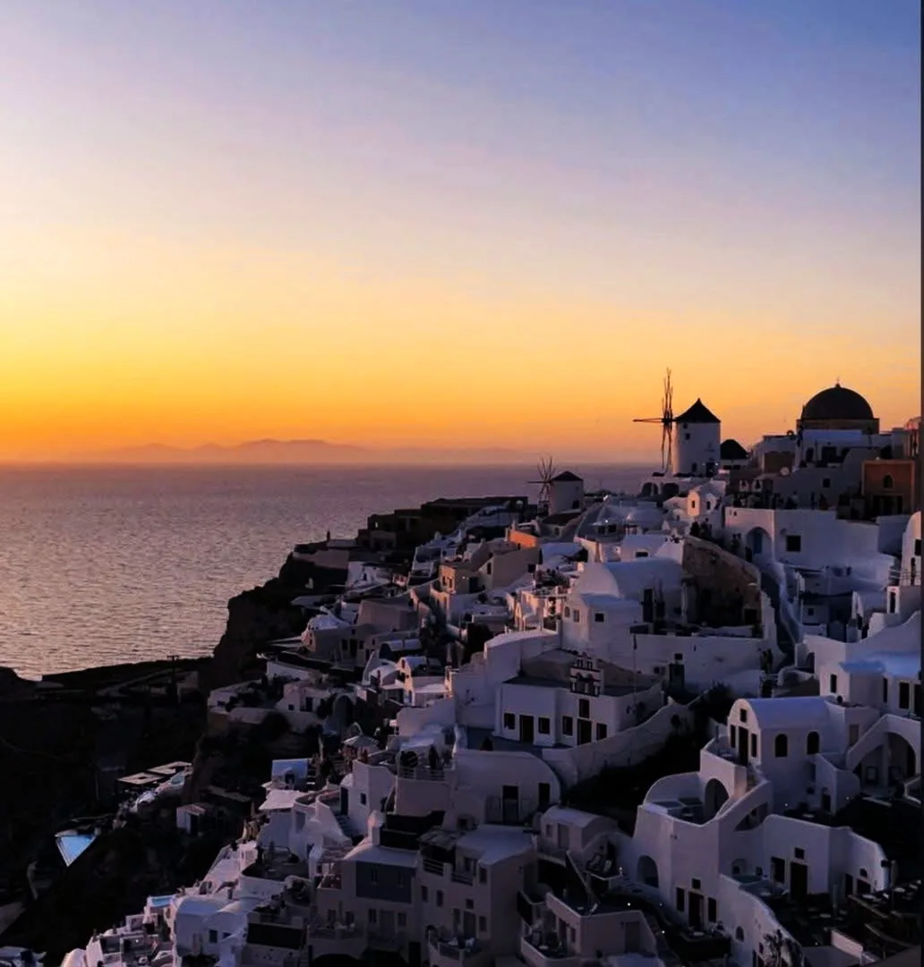 Atmosphere at Windmills of Oía Santorini — travel photo