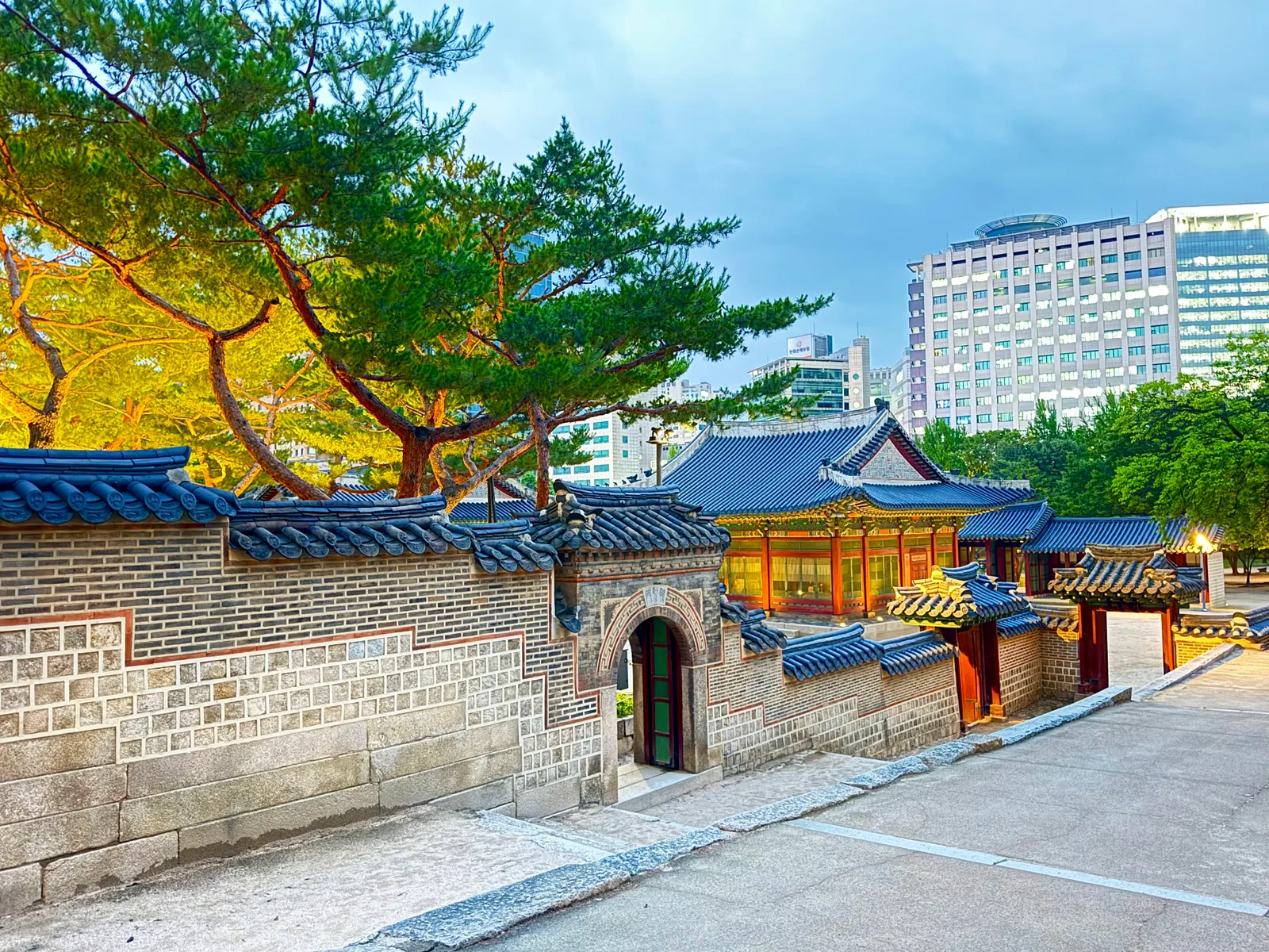 Details at Deoksugung Palace Seoul — travel photo