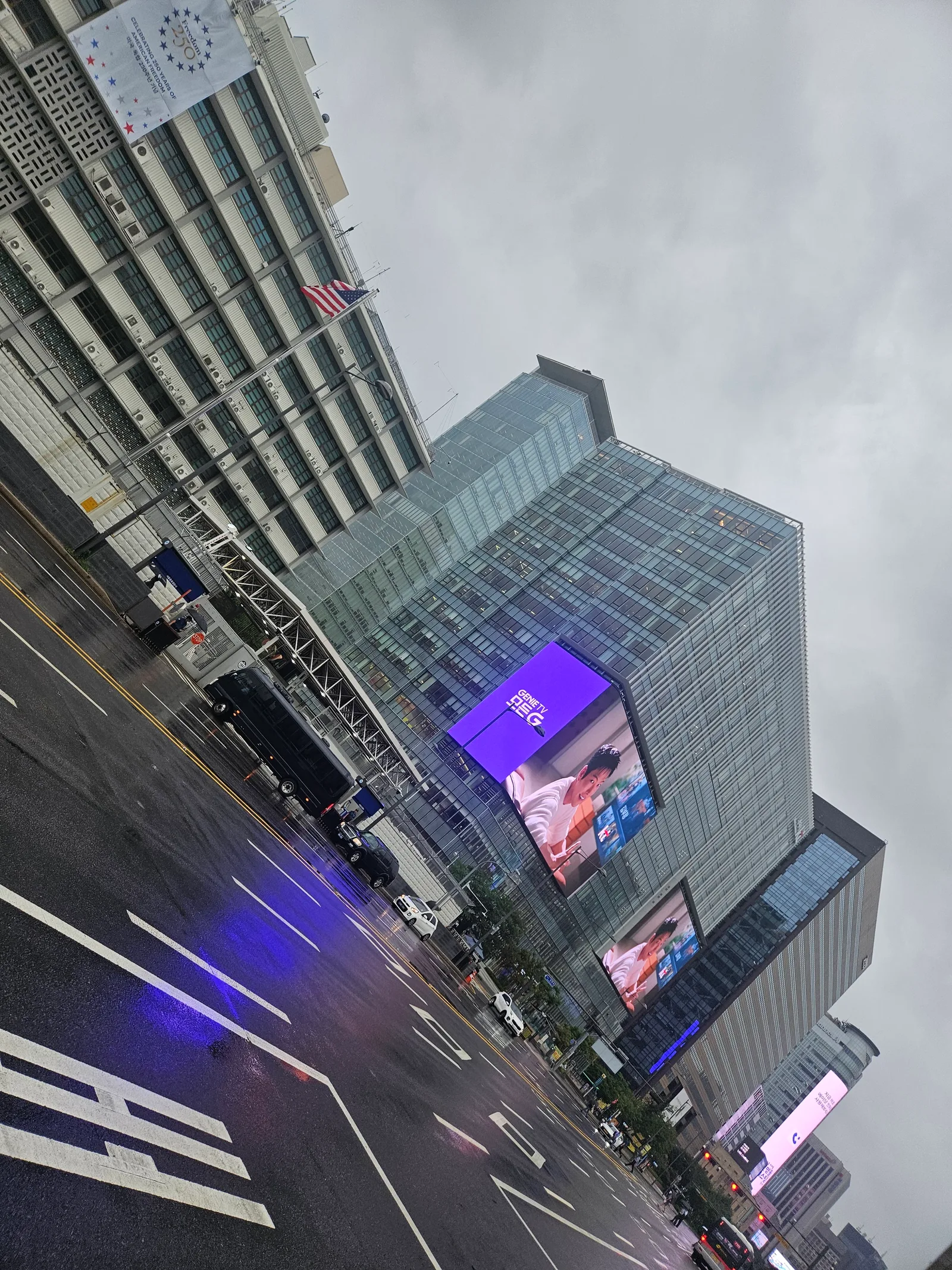 Atmosphere at Gwanghwamun Square Seoul — travel photo