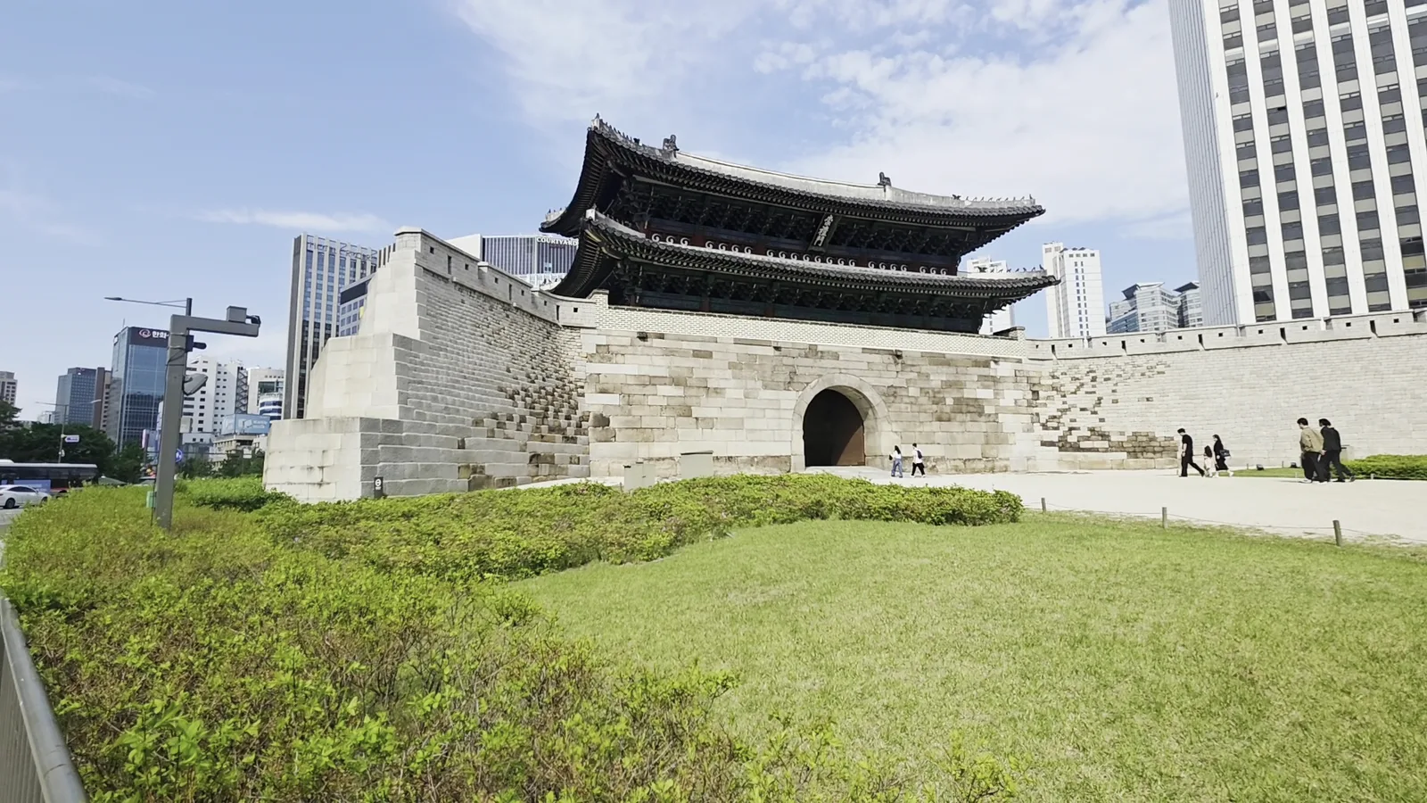 Atmosphere at Sungnyemun Gate (Namdaemun) Seoul — travel photo