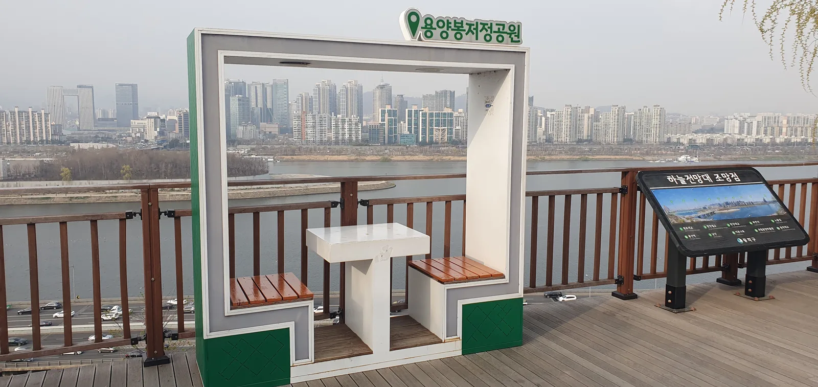 Interior at Yongyangbongjeojeong Park Seoul — travel photo