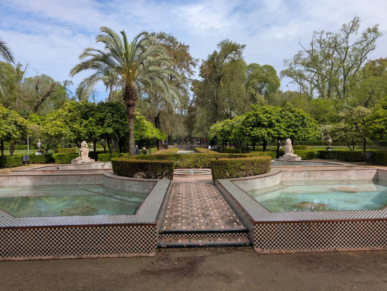 Leones Garden — romantic guide Seville
