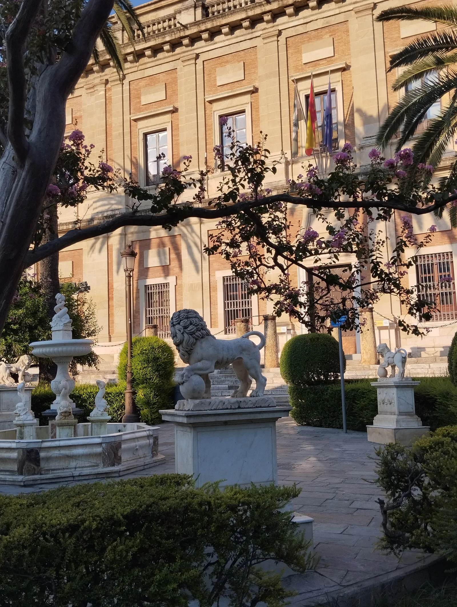 Atmosphere at Lonja del Archivo General de Indias Garden Seville — travel photo