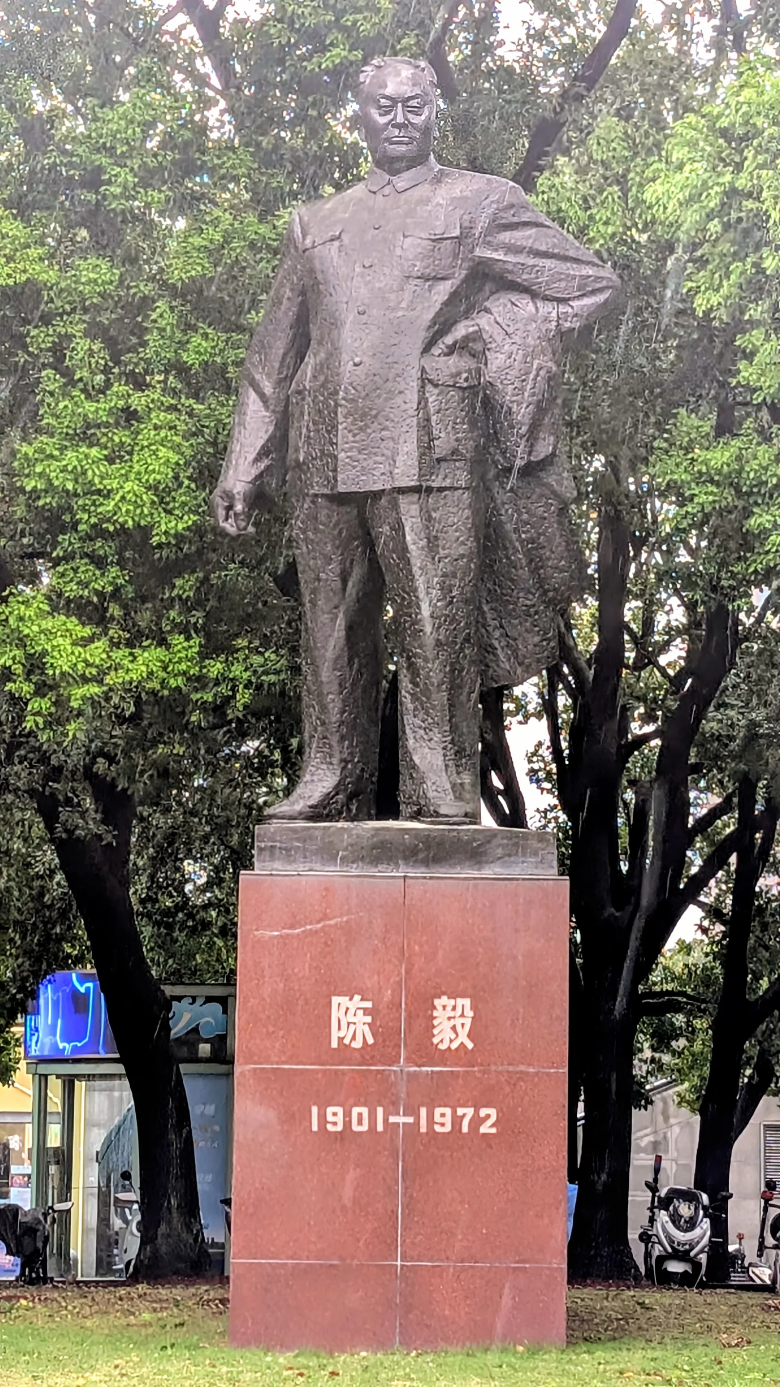 Chen Yi Square — romantic guide Shanghai