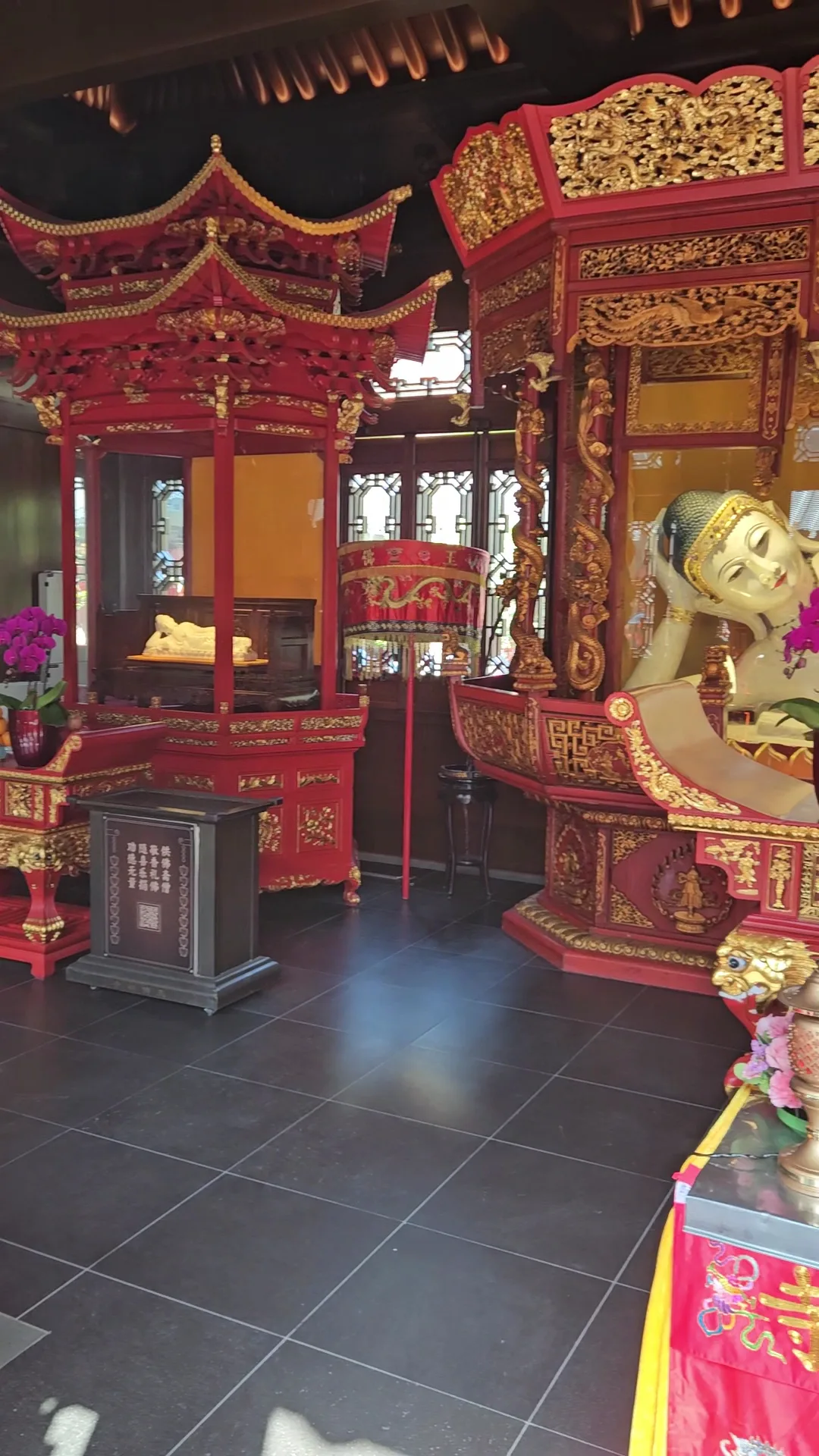 Atmosphere at Jade Buddha Temple Shanghai — travel photo