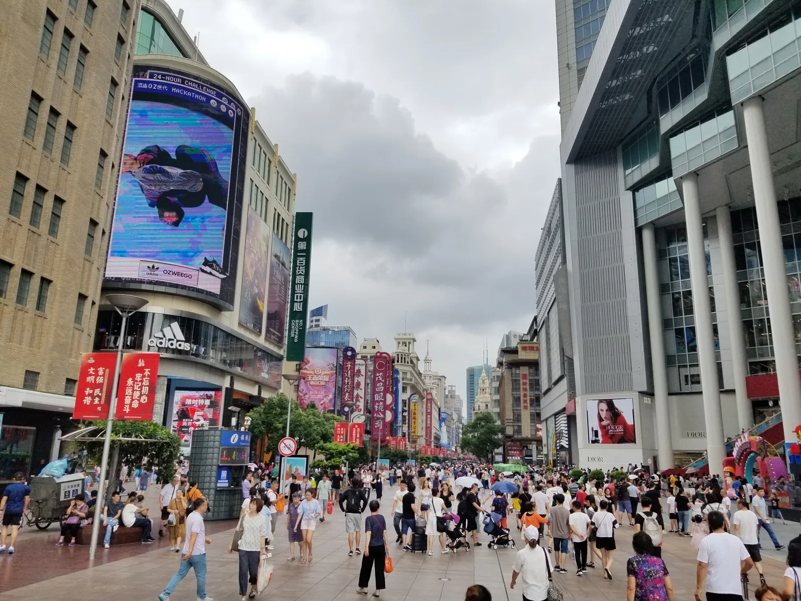 Main view at Nanjing Road Pedestrian Street Shanghai — travel photo