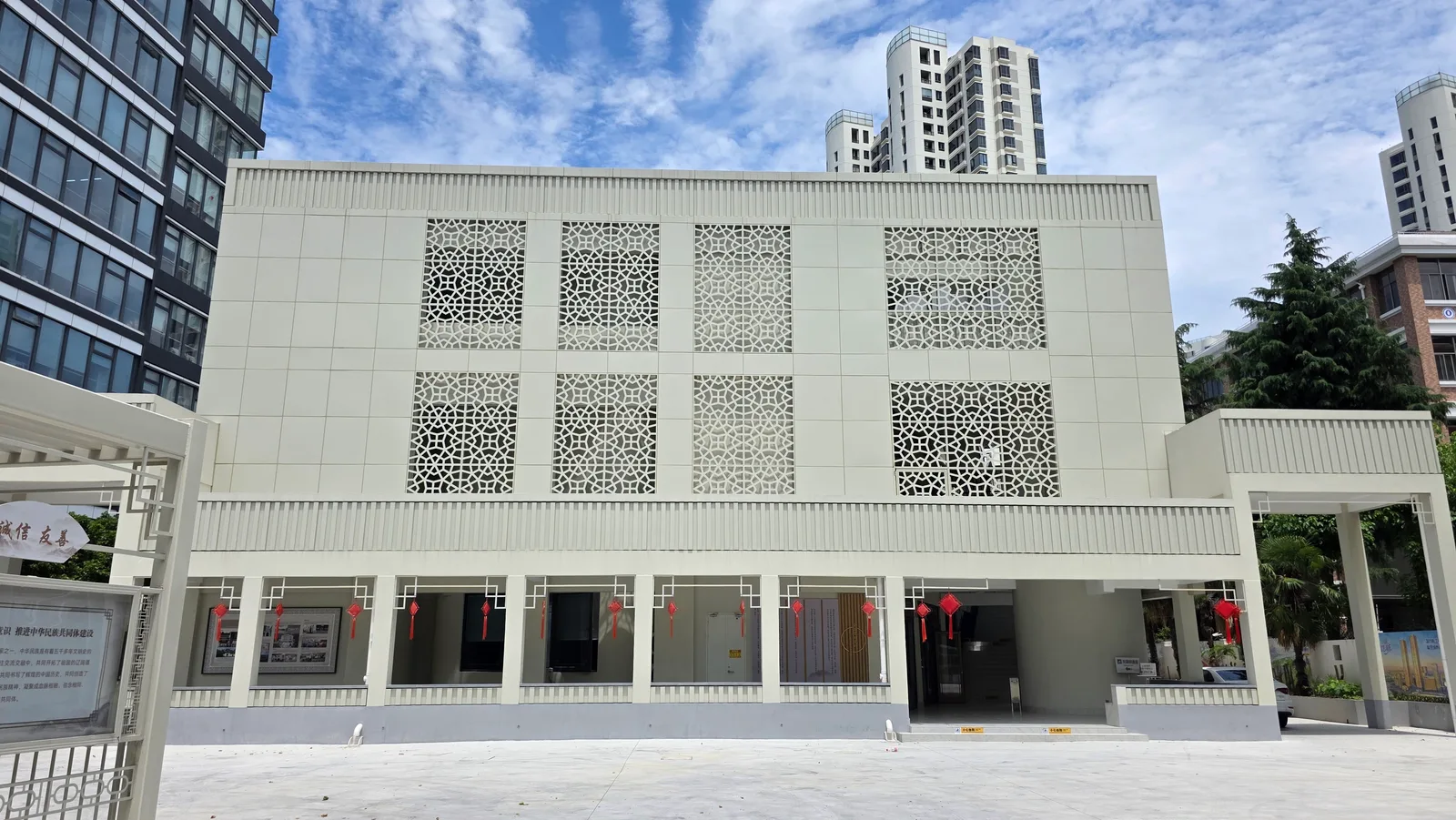 Atmosphere at Pudong Mosque Shanghai — travel photo