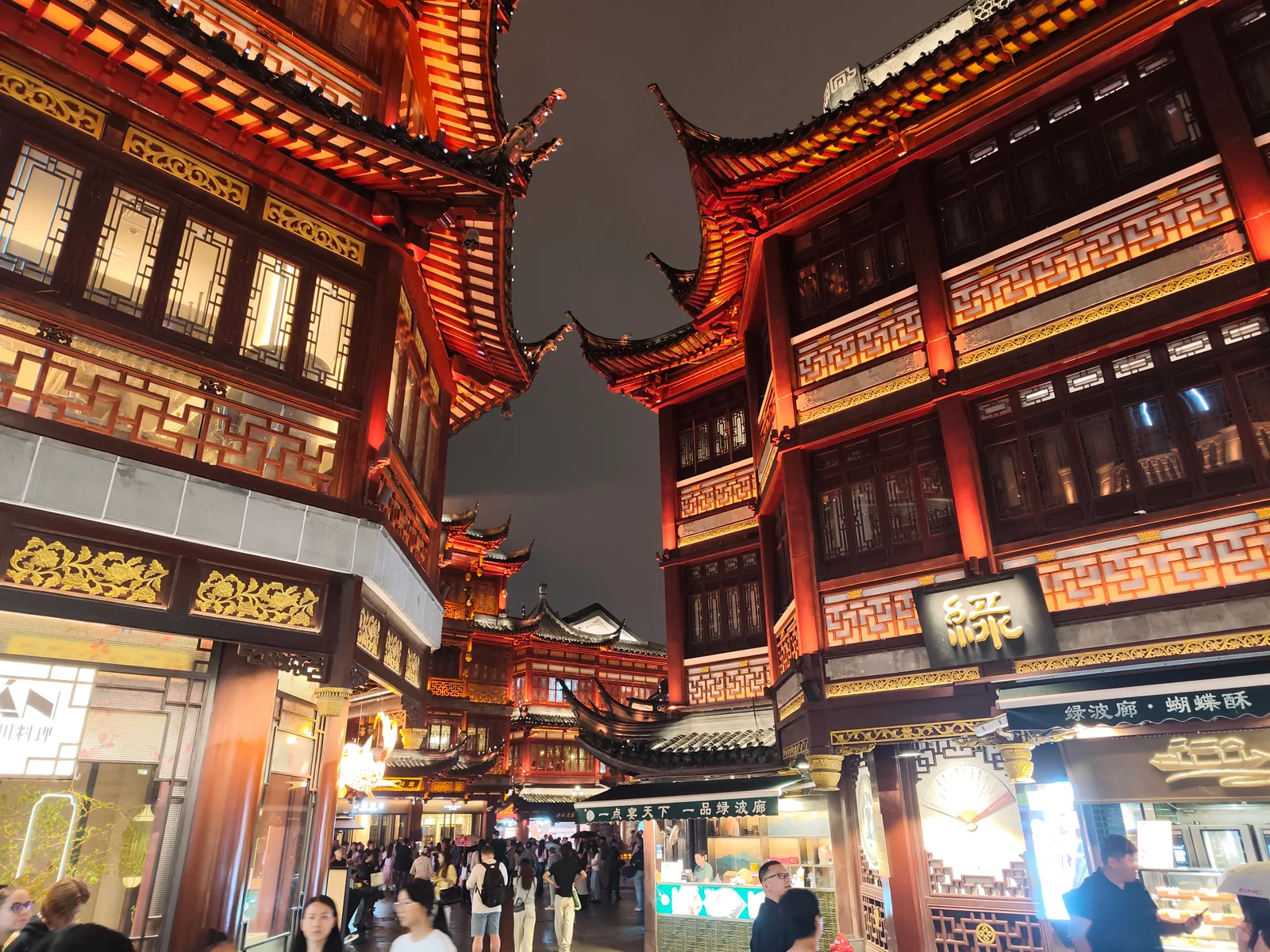 Main view at Yuyuan Old Street Shanghai — travel photo