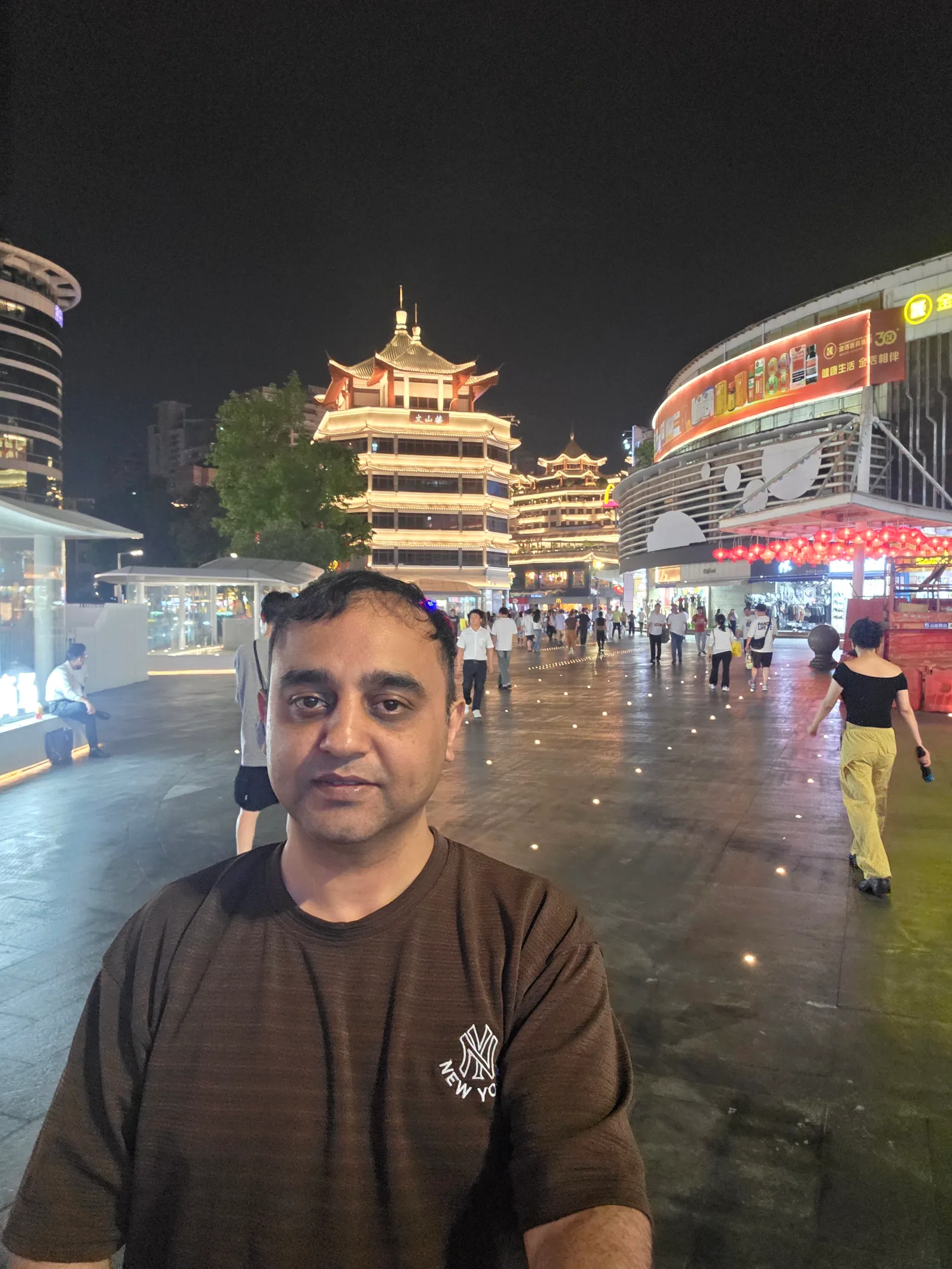 Atmosphere at Dongmen Pedestrian Street Legislative Jiaoyushi Shenzhen — travel photo