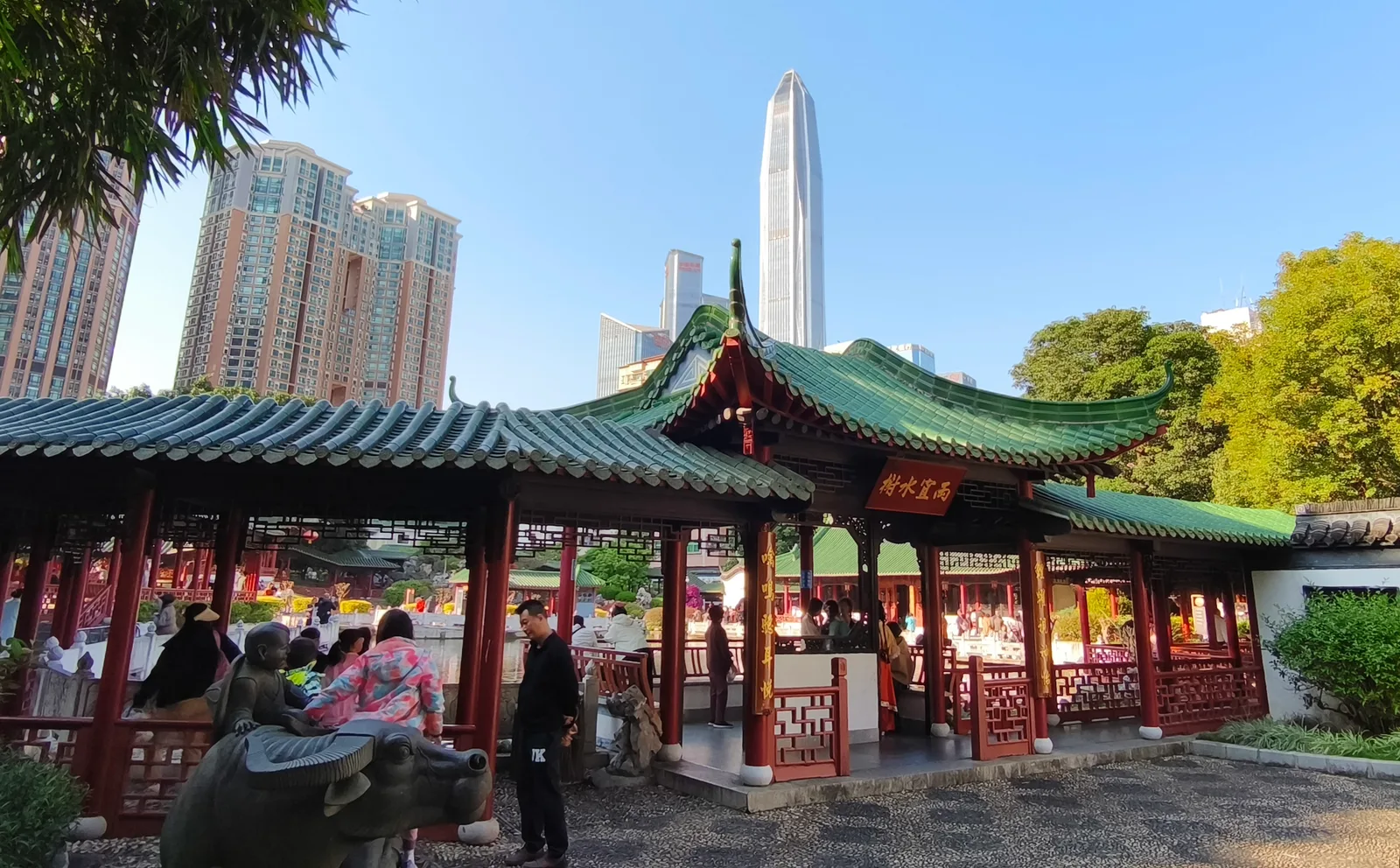 Atmosphere at Jinxiu Park （East Gate） Shenzhen — travel photo