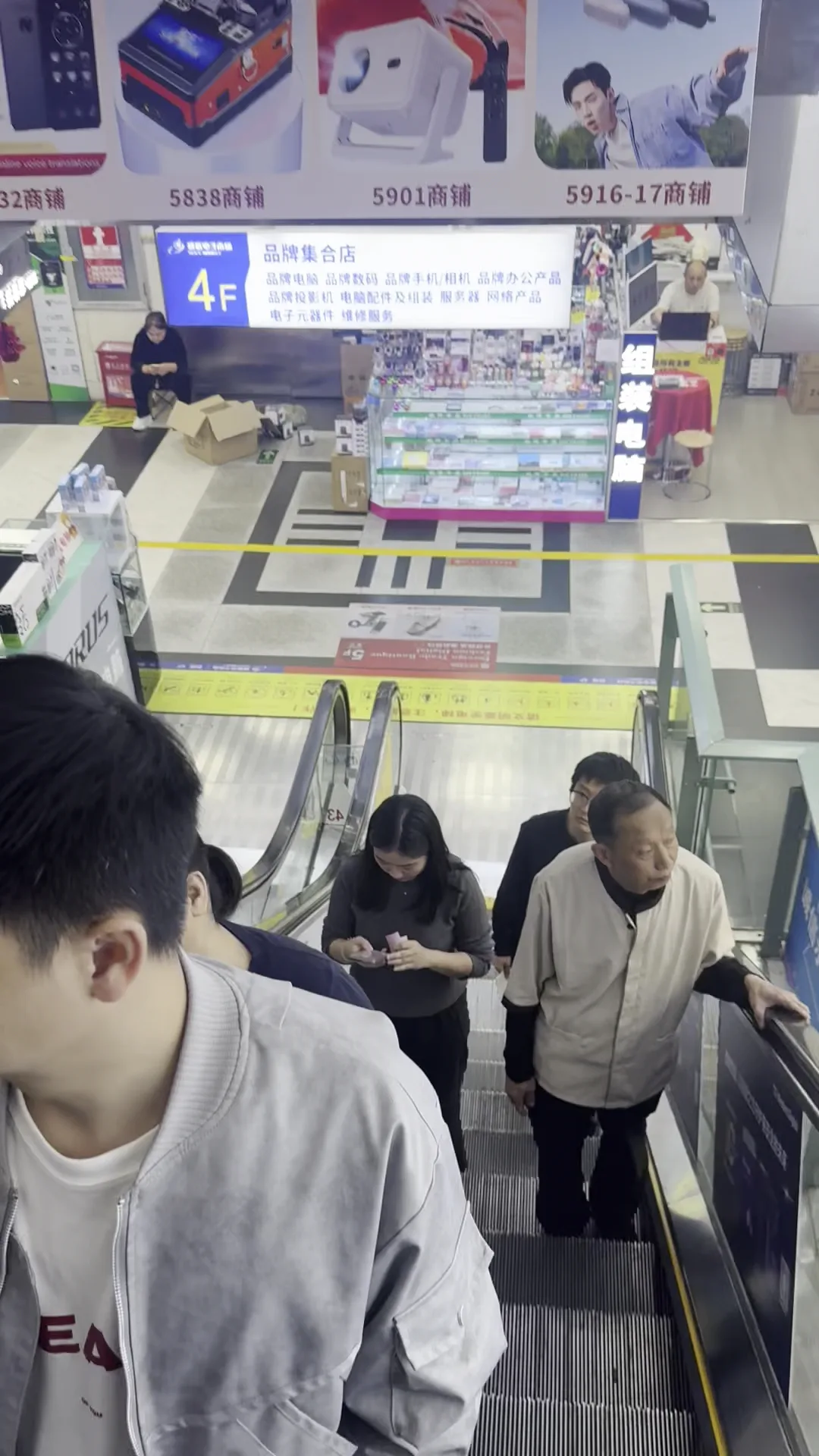 Atmosphere at Seg Electronics Market Shenzhen — travel photo