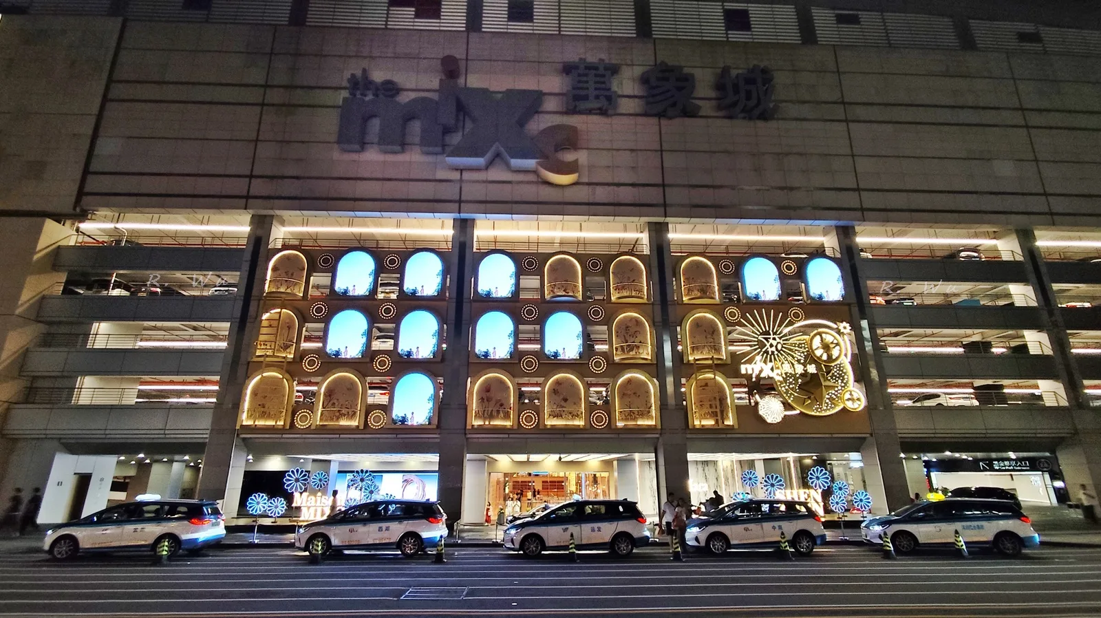 Interior at The Mixc of Shenzhen City Crossing Shenzhen — travel photo