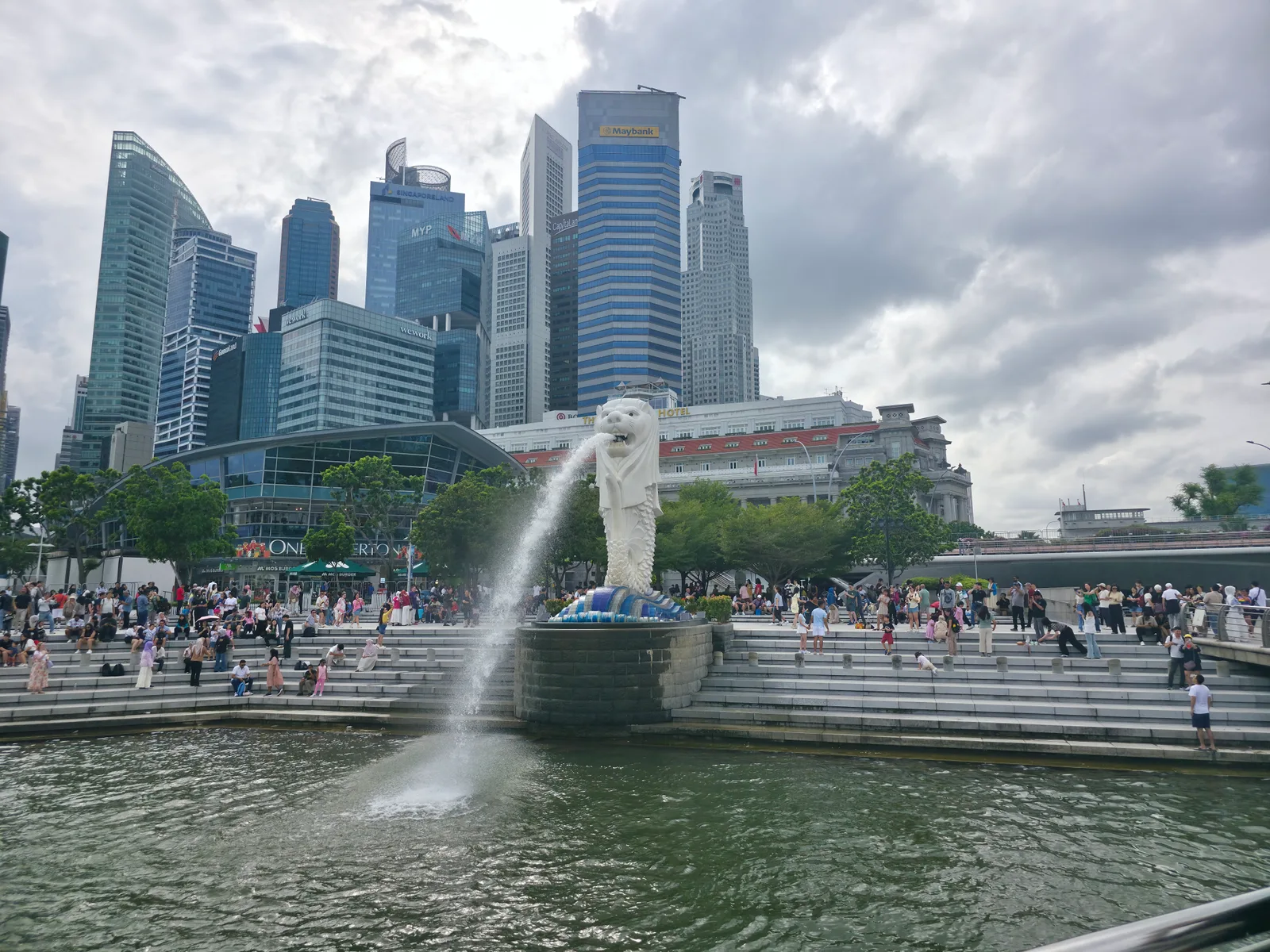 Atmosphere at Merlion Park Singapore — travel photo