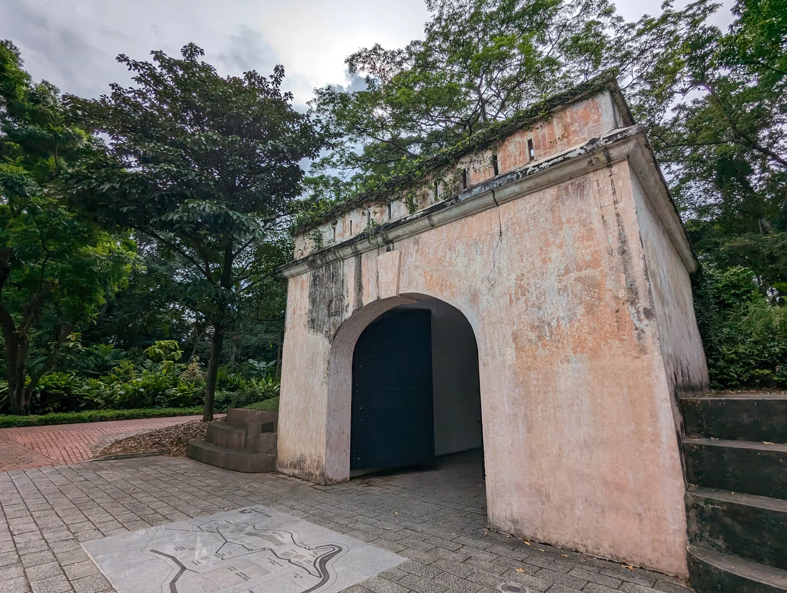 Around the area at Fort Canning Heritage Gallery Singapore — travel photo