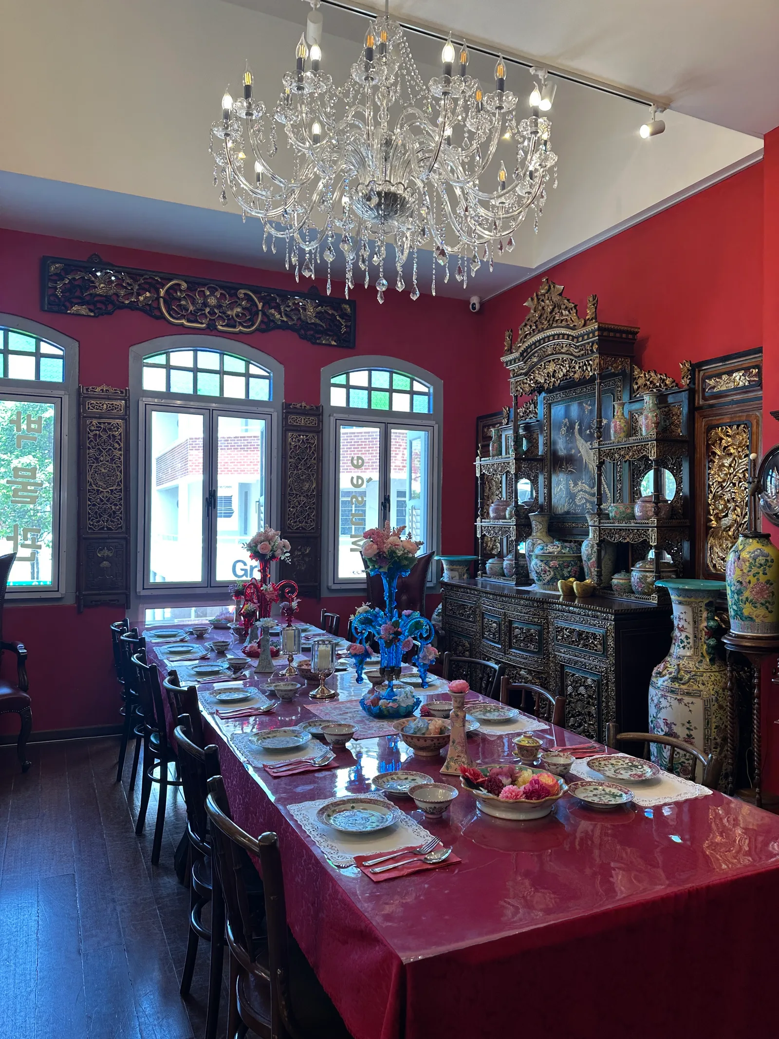 Interior at Singapore Peranakan Mansion Museum 新加坡 娘惹文化 博物馆 283A Joo Chiat Road 如切路 by Straits Enclave Singapore — travel photo