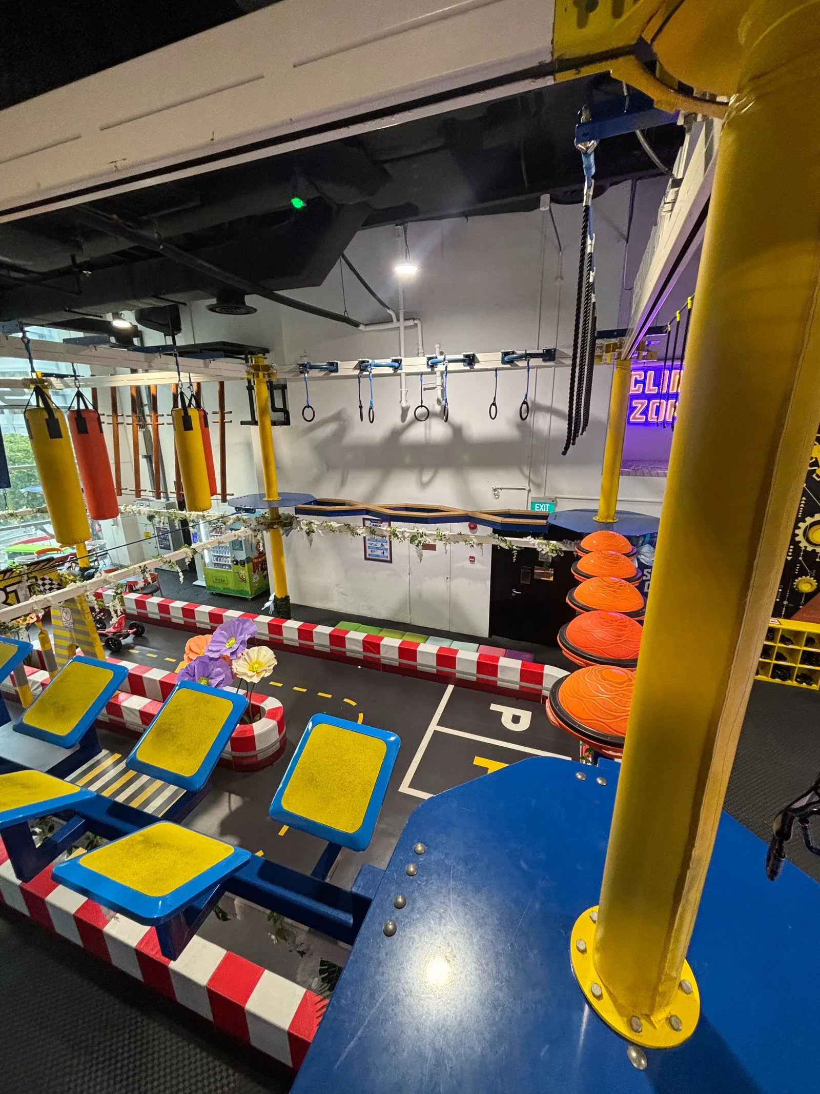 Details at SkyPark @ Orchard Cineleisure Singapore — travel photo