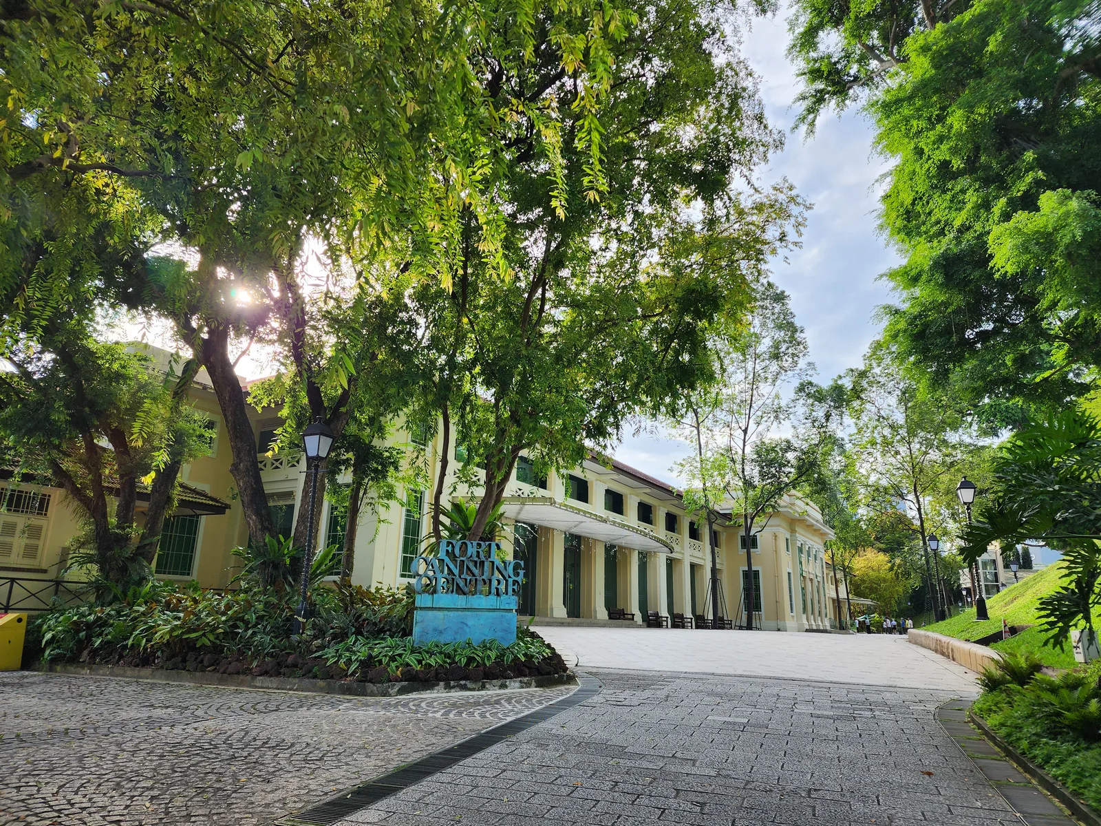 Atmosphere at Fort Canning Tree Tunnel Singapore — travel photo