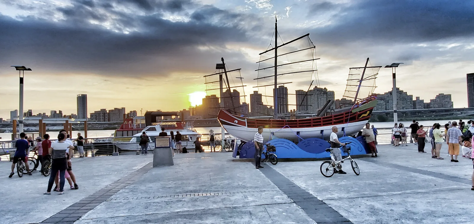 Atmosphere at Yanping Riverside Park Taipei — travel photo