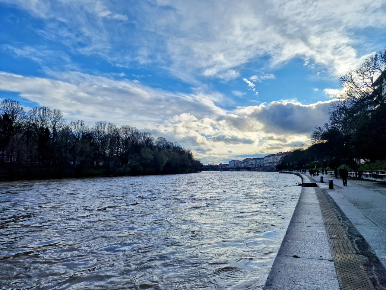 Walk along the Po river